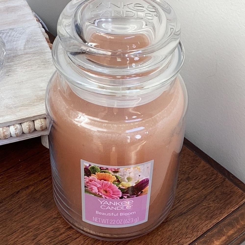 Yankee candle, beautiful bloom scented candle, never used, 22 ounce candle - Picture 7 of 8